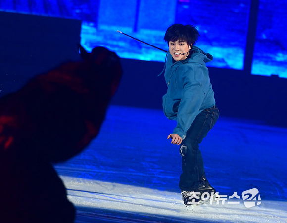 그룹 iKON 김진환이 23일 오후 서울 목동아이스링크에서 열린 뮤지컬 '나 혼자만 레벨업 on ICE' 프레스콜에서 열연하고 있다. [사진=정소희 기자]