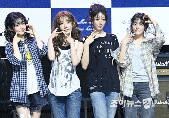 걸밴드 QWER(큐더블유이알)이 9일 오후 서울 서대문구 예스24 원더로크홀에서 열린 미니 3집 발매 기념 미디어 쇼케이스에서 포토타임을 갖고 있다. [사진=곽영래 기자]