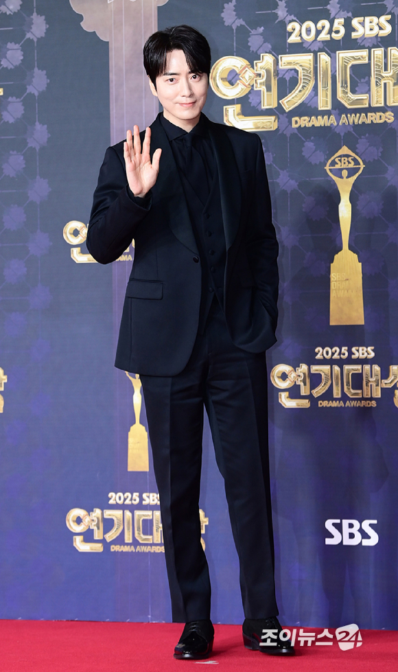 '나의 완벽한 비서' 배우 이준혁이 31일 오후 서울 마포구 상암동 SBS 프리즘타워에서 열린&nbsp;2025 SBS 연기대상&nbsp;레드카펫 행사에 참석하고 있다. [사진=정소희 기자]