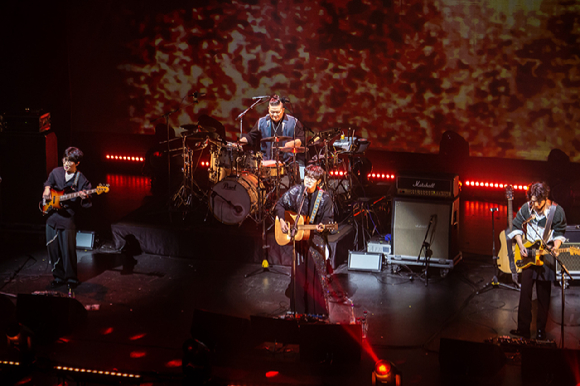 밴드 너드커넥션(Nerd Connection)이 콘서트 'SUPERNOVA! FINAL'(수퍼노바 파이널)에서 연주를 선보이고 있다. [사진=네모즈랩]