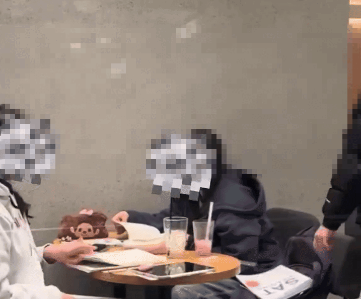 상가 건물을 돌아다니며 불특정 다수 여성을 상대로 추행을 한 30대가 경찰에 붙잡혔다. 사진은 카페 내부서 불특정 다수 여성을 추행하고 있는 30대 남성. [사진=스레드 갈무리]