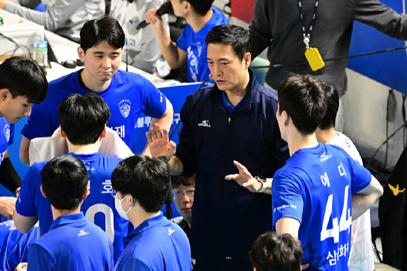 김상우 삼성화재 감독이 8일 치른 한국전력과 홈 경기 타임아웃 동안 선수들과 이야기를 나누고 있다. [사진=한국배구연맹(KOVO)]