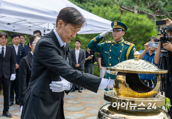 조국 조국혁신당 전 대표가 18일 서울 동작구 국립서울현충원 내 김대중 전 대통령 묘역을 찾아 참배를 하고 있다. [사진=곽영래 기자]