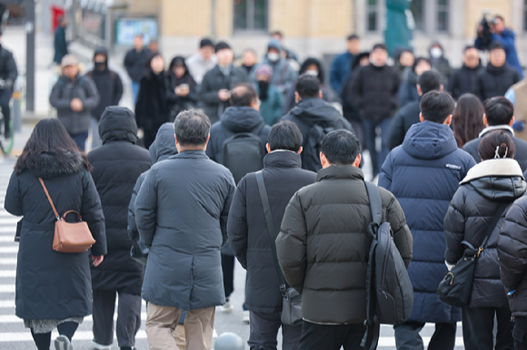 서울 종로구 광화문네거리에서 패딩 등 외투를 입은 시민들이 길을 건너고 있는 모습. [사진=연합뉴스]