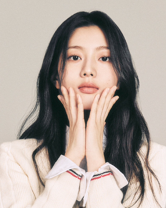 배우 신은수가 넷플릭스 영화 '고백의 역사' 인터뷰에 앞서 포즈를 취하고 있다. [사진=넷플릭스]