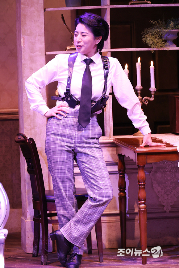 배우 정인지가 19일 오후 서울 종로구 동숭동 대학로티오엠에서 진행된 연극 '오펀스' 프레스콜에 참석해 열연을 펼치고 있다. [사진=문수지 기자]