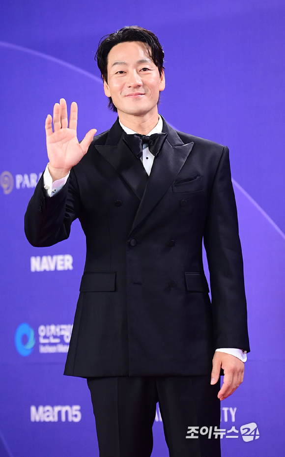 '허수아비' 배우 박해수가&nbsp;31일 오후&nbsp;인천시 영종구 운서동 파라다이스시티에서 열린&nbsp;제5회 청룡시리즈어워즈&nbsp;레드카펫 행사에 참석하고 있다. [사진=정소희 기자]
