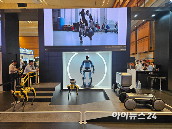 현대차그룹이 24일 서울 강남구 삼성동 코엑스에 마련한 전시장에 아틀라스, 스팟, 모베드가 나란히 전시돼 있다. [사진=설재윤 기자]