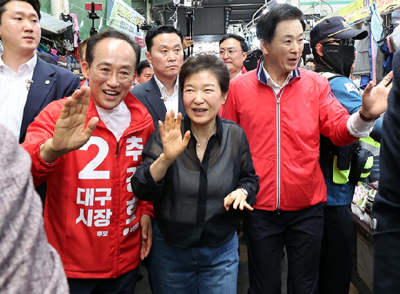 박근혜 전 대통령이 31일 오후 대구 중구 서문시장을 찾아 국민의힘 추경호 대구시장 후보 지원 유세를 하고 있다. 2026.5.31 [사진=연합뉴스]