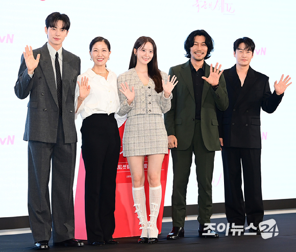 배우 이채민과 임윤아가 19일 오후 서울 구로구 더 세인트에서 열린 tvN 새 토일드라마 '폭군의 셰프' 제작발표회에 참석하고 있다. [사진=정소희 기자]