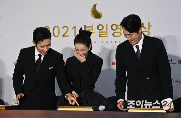 배우 이병헌, 정유미, 이희준(왼쪽부터)이 7일 오후 부산 해운대구 벡스코 오디토리움에서 열린 '2021 부일영화상' 레드카펫에 참석해 포즈를 취하고 있다.