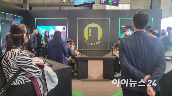 MWC 2023 홀3 전시관에 마련된 삼성전자 부스에서 관람객들이 휴대폰으로 게임을 즐기고 있다. [사진=정종오 기자]