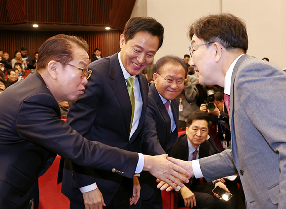 오세훈 서울시장이 12일 서울 국회 도서관에서 열린 '87체제 극복을 위한 지방분권 개헌 토론회'에서 축사를 마친 국민의힘 권성동 원내대표와 인사하고 있다. [사진=연합뉴스]