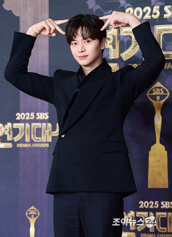 '귀궁' 배우 육성재가 31일 오후 서울 마포구 상암동 SBS 프리즘타워에서 열린&nbsp;2025 SBS 연기대상&nbsp;레드카펫 행사에 참석하고 있다. [사진=정소희 기자]