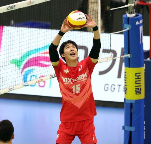 한국전력 타이스(왼쪽)가 2일 열린 KB손해보험과 홈 경기 도중 스파이크를 시도하고 있다. [사진=발리볼코리아닷컴]