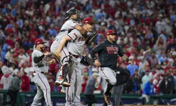 MLB 애리조나 선수들이 25일(한국시간) 열린 필라델피아와 NLCS 7차전 원정 경기에서 4-2로 재역전승해 월드시리즈행 티켓을 손에 넣자 기뻐하고 있다. [사진=뉴시스]