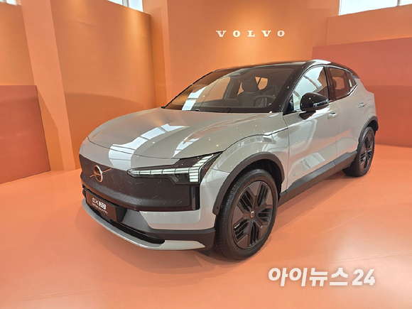 볼보 'EX30 크로스컨트리(CC)' 정측면. [사진=김종성 기자]