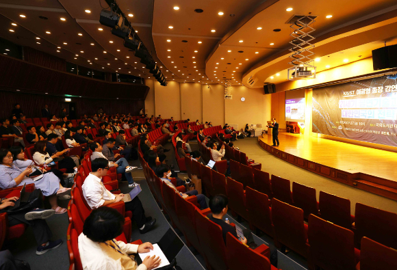 이광형 한국과학기술원(KAIST) 총장이 27일 오전 국회도서관 대강당에서 국회 과학기술정보방송통신위원회가 주최하는 특별강연의 연사로 나섰다. [사진=KAIST ]