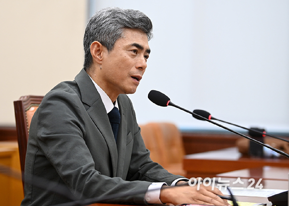 강신철 국방부 장관 후보자가 16일 서울 여의도 국회 국방위원회에서 열린 인사청문회에서 질의에 답변하고 있다. [사진=곽영래 기자]