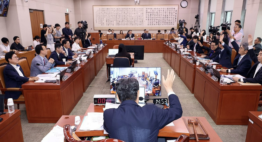 국회 법제사법위원회가 1일 열린 전체회의에서 상법 일부 개정안 거수 표결에 들어가고 있다. 2025.08.01 [사진=연합뉴스]