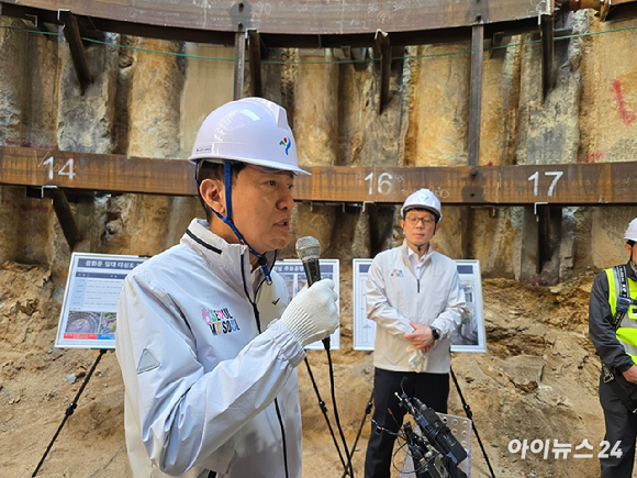 오세훈 서울시장이 24일 서울 광화문 대심도 빗물배수터널 공사 현장을 찾아 발언하고 있다. [사진=김한빈 기자]