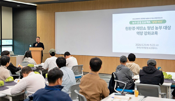 GS리테일 임직원, 가족들이 참여하는 목소리 기부 봉사활동 '다독임'을 진행하고 있다. 이는 동화책을 오디오북으로 제작해 다문화가정 아동에 전달하는 사회공헌 활동이다. [사진=GS리테일]