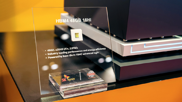 안현 SK하이닉스 사장이 22일(현지시간) 미국 캘리포니아주 새너제이에서 열린 TSMC 심포지엄 무대에 올라 양사의 기술 협력을 소개하고 있다. [사진=SK하이닉스 뉴스룸]