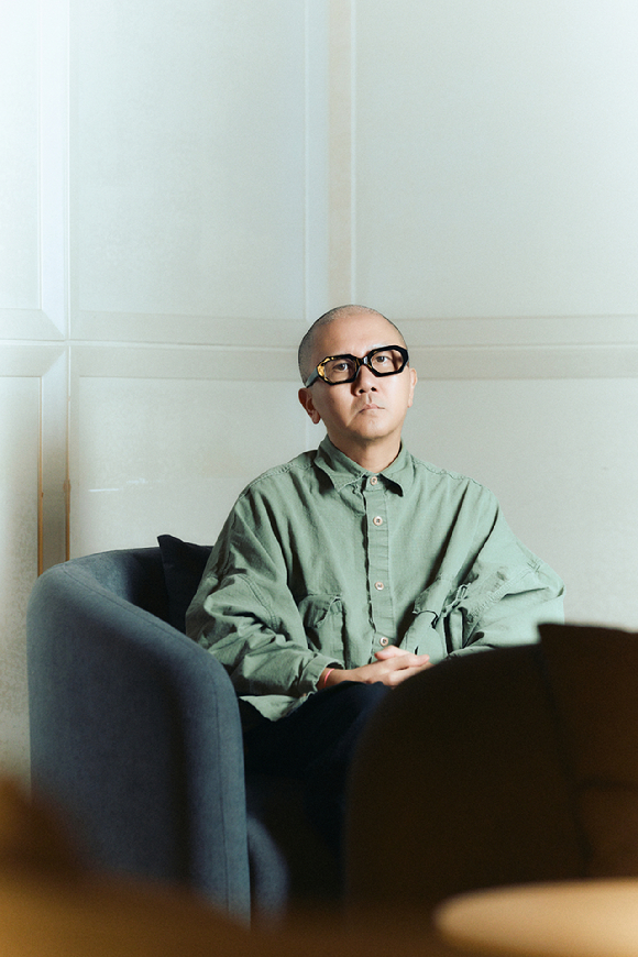 백(백종열) 감독이 영화 '부활남: 더 레드' 인터뷰에 앞서 포즈를 취하고 있다. [사진=롯데엔터테인먼]