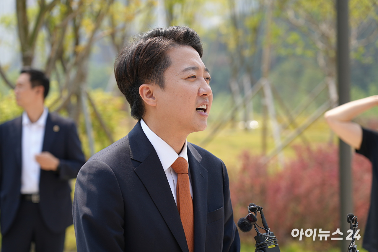 이준석 개혁신당 대선 후보가 지난 5월 29일 경기 성남시 동탄9동 행정복지센터에서 사전투표를 마친 후 입장을 발표하고 있다. [사진=개혁신당. DB 및 재판매 금지]