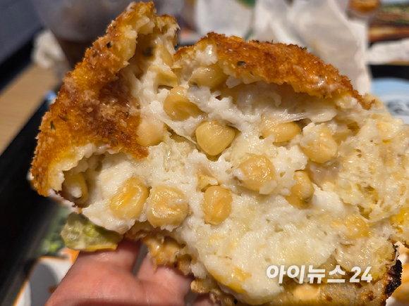 '충주 찰옥수수 치즈 크로켓 버거'를 반으로 자른 단면. [사진=구서윤 기자]