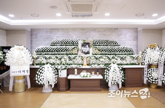 5일 별세한 '국민 배우' 고(故) 안성기의 빈소가 서울성모병원 장례식장에 마련됐다. 향년 74세. 이재명 대통령의 근조화환의 모습. [사진=사진공동취재단]