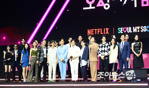 28일 오후 서울시청 앞 서울광장에서 열린 넷플릭스·서울특별시 공동주최 2025 K콘텐츠 서울여행주간 '오징어 게임​' 시즌3 피날레 이벤트에서 황동혁 감독을 비롯한 전시즌 출연 배우들이 포토타임을 갖고 있다. [사진=정소희 기자]