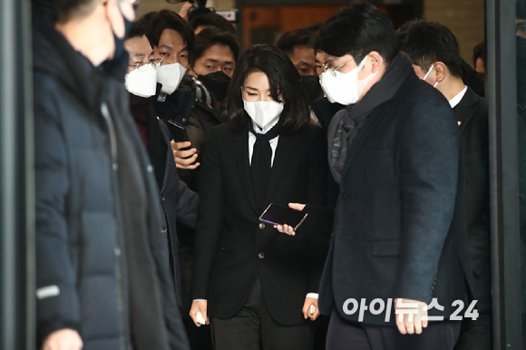 윤석열 국민의힘 대선후보 부인 김건희씨가 26일 오후 서울 여의도 국민의힘 당사에서 허위 학·경력 의혹과 관련해서 대국민 사과를 마치고 당사를 나오고 있다. [사진=국회사진취재단]