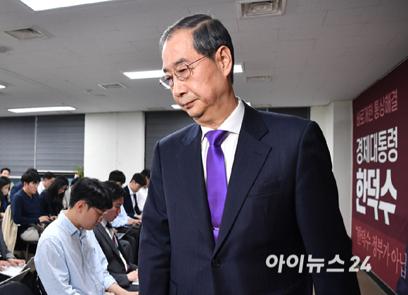 한덕수 무소속 대통령선거 예비후보가 7일 서울 영등포구 선거캠프 사무실에서 열린 기자회견에서 대선 단일화와 관련해 발언하고 있다. [사진=곽영래 기자]