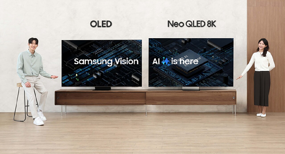 삼성전자 모델이 2025년형 AI TV 신제품 'Neo QLED 8K(85QNF990)'와 'OLED(83SF95)'를 소개하고 있다. [사진=삼성전자]