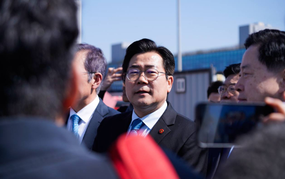 더불어민주당 인천시장 후보인 박찬대 의원(연수갑&middot;3선)이 8일 내항 1&middot;8부두 재개발 사업 현장을 점검하고 있다. [사진=SNS]