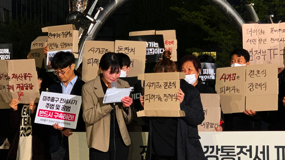 18일 오후 인천 미추홀구 주안역 앞 남부광장 분수대로에서 열린 추모제에서 전세사기 피해를 호소하며 숨진 20·30대 피해자들의 넋을 기리기 위해 대책위 관계자가 추모사를 하고 있다. 숨진 피해자 모두는 인천 미추홀구 일대를 중심으로 100억원대 전세보증금을 가로챈 혐의로 구속 기소된 60대 건축업자, 이른바 '건축왕'의 피해자로 파악됐다. [사진=뉴시스]