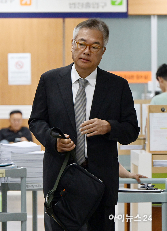 정진석 전 대통령비서실장이 19일 서울 서초구 서울중앙지방법원에서 열린 헌법재판관 미임명 혐의 관련 공판에 출석하고 있다. [사진=사진공동취재단 ]