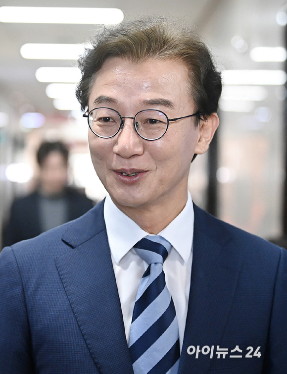 전재수 더불어민주당 의원이 12일 서울 여의도 국회에서 정청래 대표와 면담을 위해 당대표실로 향하고 있다. [사진=곽영래 기자]