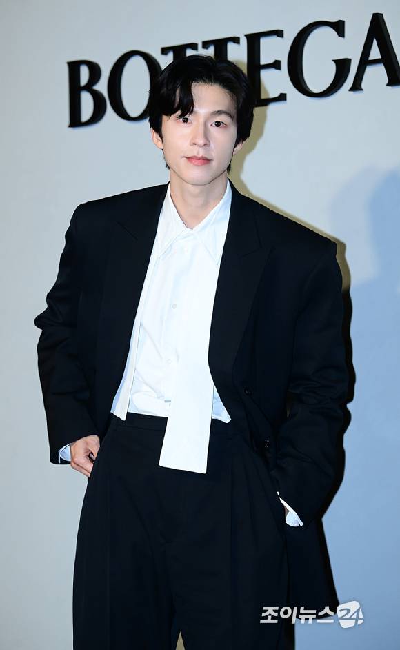 배우 홍경이 28일 오후 서울 성동구 성수동 에스팩토리D동에서 열린 보테가 베네타 2026 여름 프라이빗 뷰 포토콜 행사에 참석하고 있다. [사진=정소희 기자]