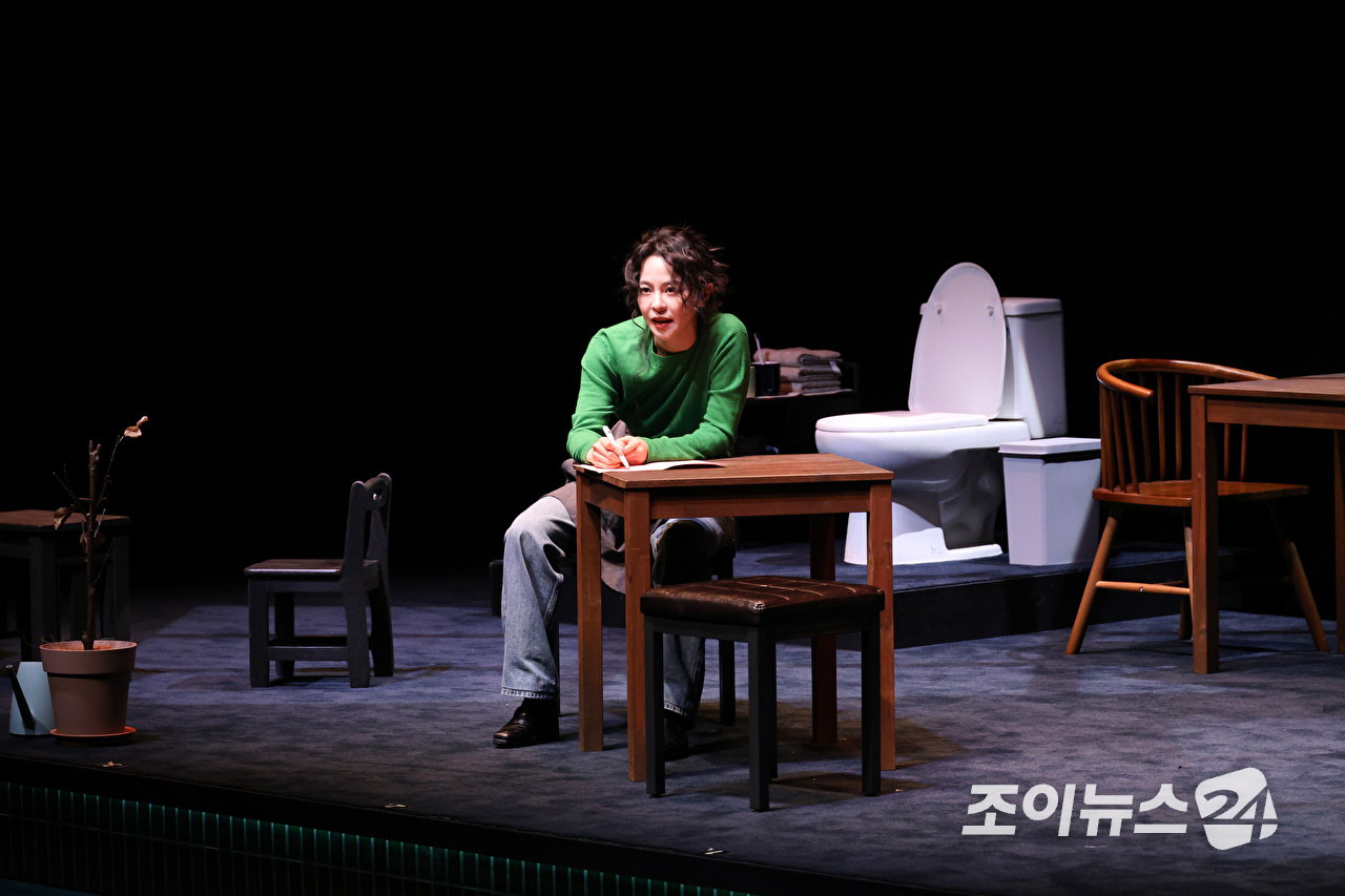 배우 김주연이 23일 오후 서울 종로구 연지동 두산아트센터 연강홀에서 진행된 연극 '플리백' 프레스콜에 참석해 열연을 펼치고 있다. [사진=문수지 기자]