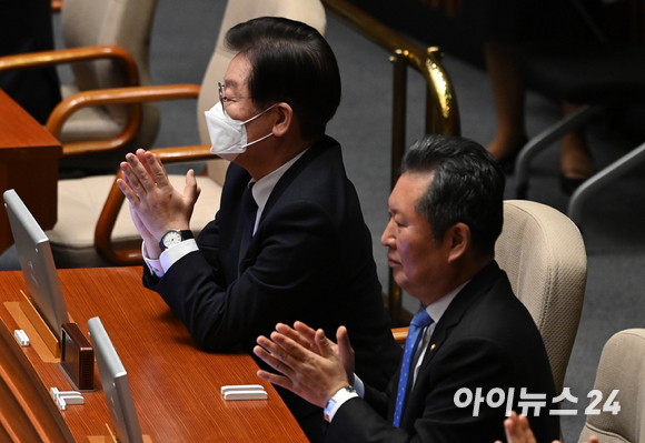 이재명 더불어민주당 대표와 정청래 최고위원이 지난 13일 오전 서울 여의도 국회에서 열린 본회의에서 박홍근 원내대표의 교섭단체 대표연설을 경청한 후 박수를 보내고 있다. [사진=김성진 기자]