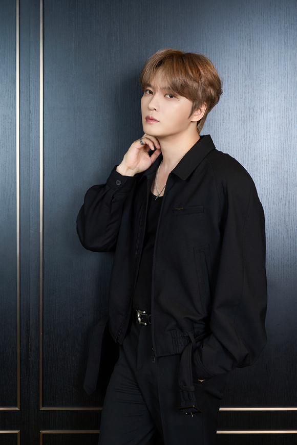 가수 겸 배우 김재중이 영화 '신사: 악귀의 속삭임' 인터뷰에 앞서 포즈를 취하고 있다. [사진=라이브러리컴퍼니]