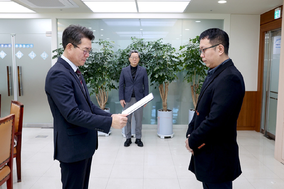 성동구가 산하 공공기관의 노동자 경영 참여를 보장하기 위해 지난 1일 자로 성동구도시관리공단에 '노동이사'를 임명했다. 사진은 정원오 성동구청장(왼쪽)이 새롭게 임명된 노동이사에게 임명장을 수여하는 모습. [사진=성동구]