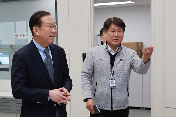 국민의힘 권영세 비상대책위원장이 28일 경기도 화성시 세라믹소재 부품 제조업체인 미코 동탄 제2사업장을 방문해 이석윤 미코 대표이사의 설명을 듣고 있다. [사진=연합뉴스]