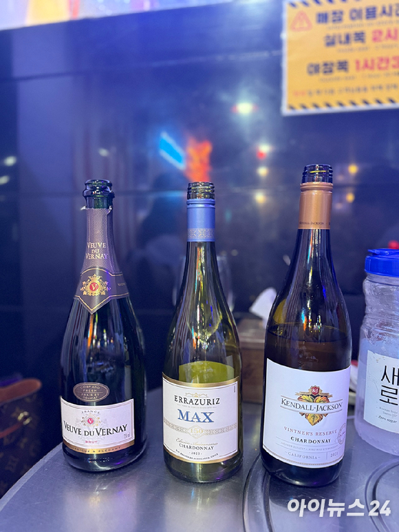 광어, 우럭, 연어 등 대중적 횟감과 페어링한 뵈브드 베르네 브뤼. [사진=전다윗 기자]