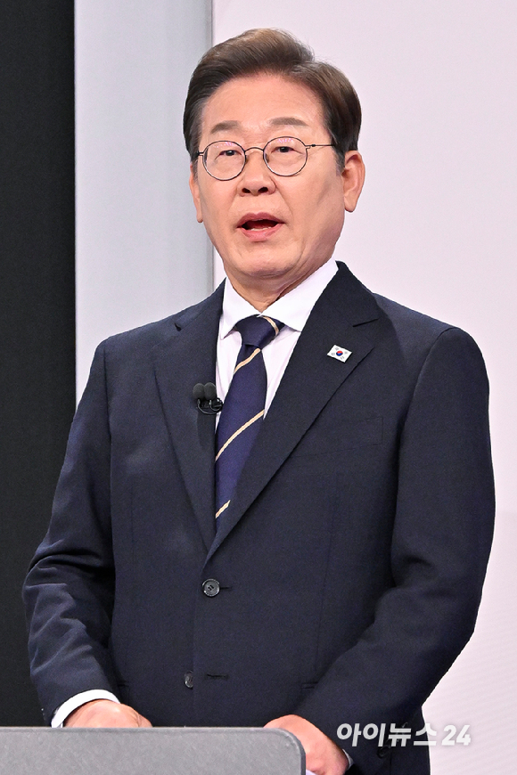 18일 서울 마포구 SBS프리즘타워에서 열린 중앙선거방송토론위원회 주관 제21대 대통령선거 후보자토론회에서 각 정당 대선 후보들이 선전을 다짐하고 있다. 왼쪽부터 국민의힘 김문수, 민주노동당 권영국, 개혁신당 이준석, 더불어민주당 이재명 대선후보. [사진=국회사진취재단]