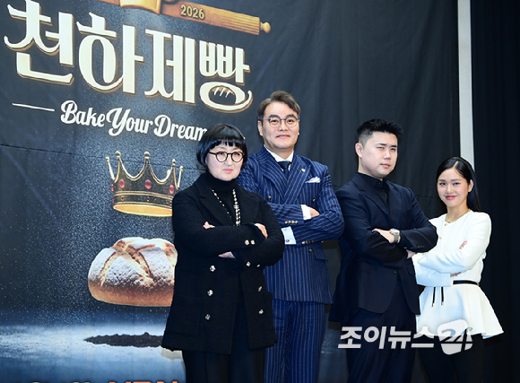 (왼쪽부터)이석원-노희영-이다희(MC)-권성준-미미가 30일 오후 서울 마포구 상암동 스탠포드호텔에서 열린 MBN K-베이커리 서바이벌 '천하제빵' 제작발표회에 참석하고 있다. [사진=정소희 기자]