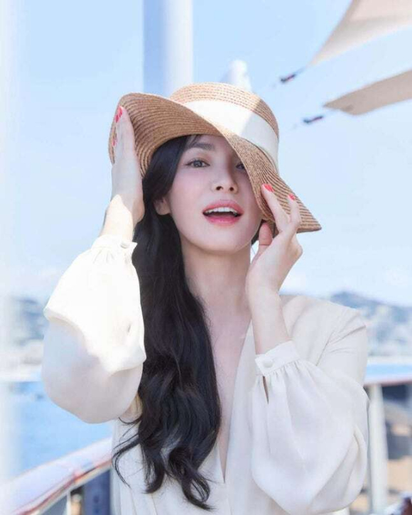 송혜교, 아이돌 뺨치는 과즙미...누가 40대래?