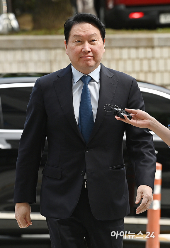 최태원 SK그룹 회장이 26일 서울 서초구 서울고등법원에서 열린 재산 분할 파기환송심 2차 변론기일에 출석하고 있다. [사진=곽영래 기자]